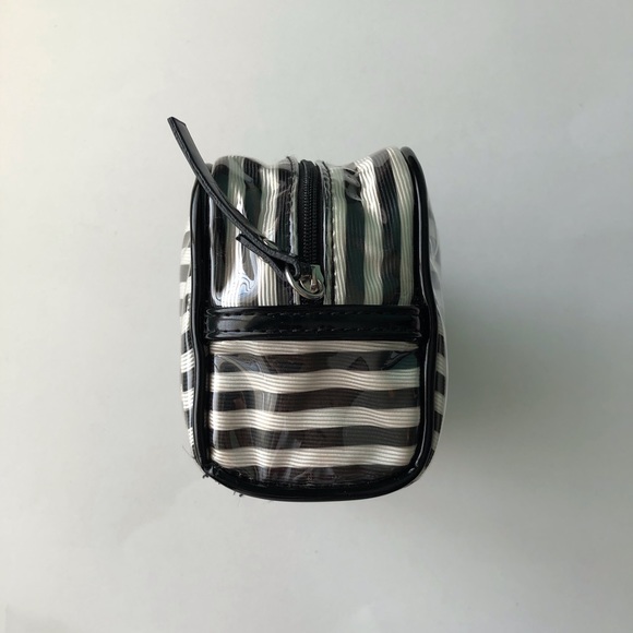 (FREE) Waterproof Makeup bag - Picture 2 of 5